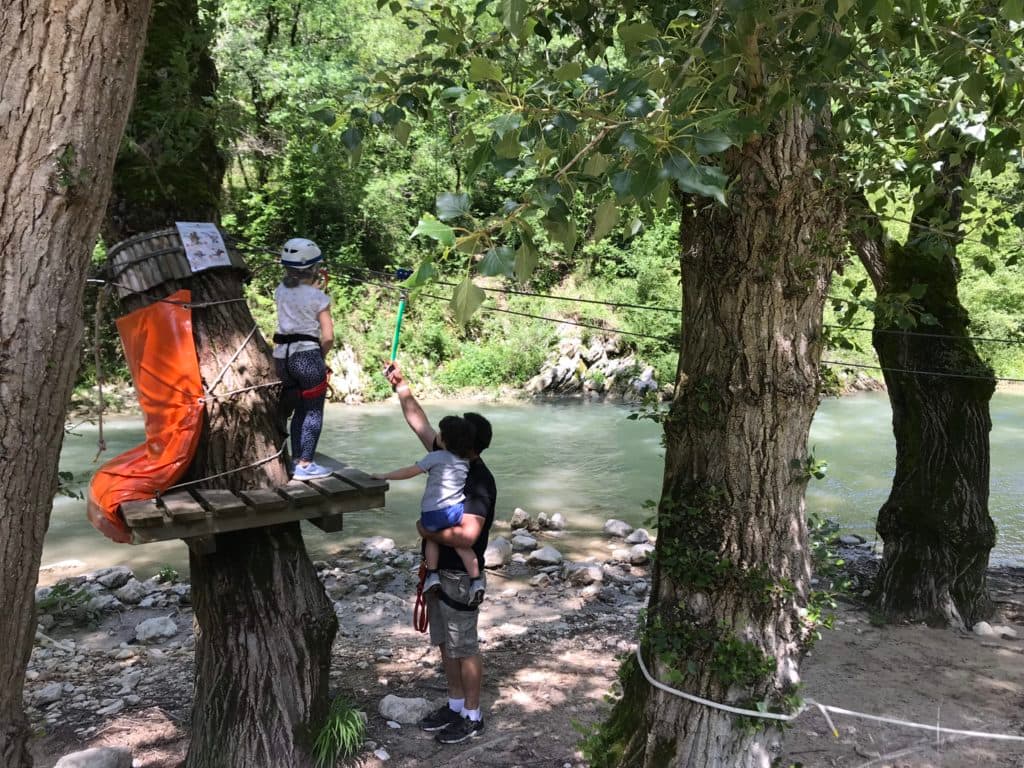Famiglia che vive l'avventura al parco